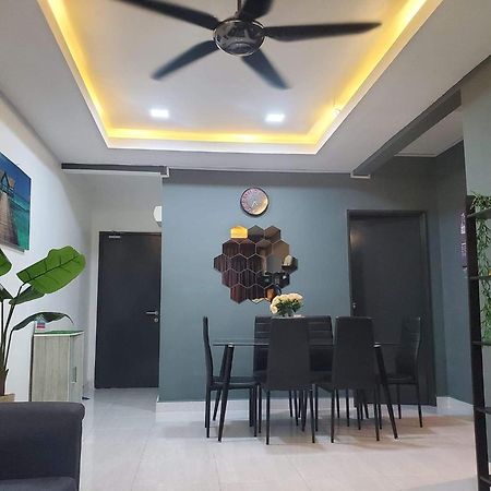 Appartamento Casa Inderaloka Pantai Batu Buruk Kuala Terengganu Esterno foto