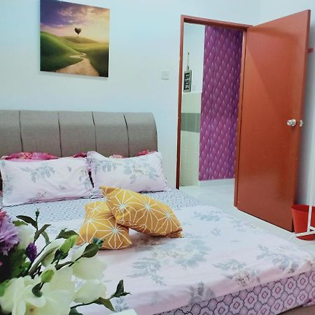 Appartamento Casa Inderaloka Pantai Batu Buruk Kuala Terengganu Esterno foto