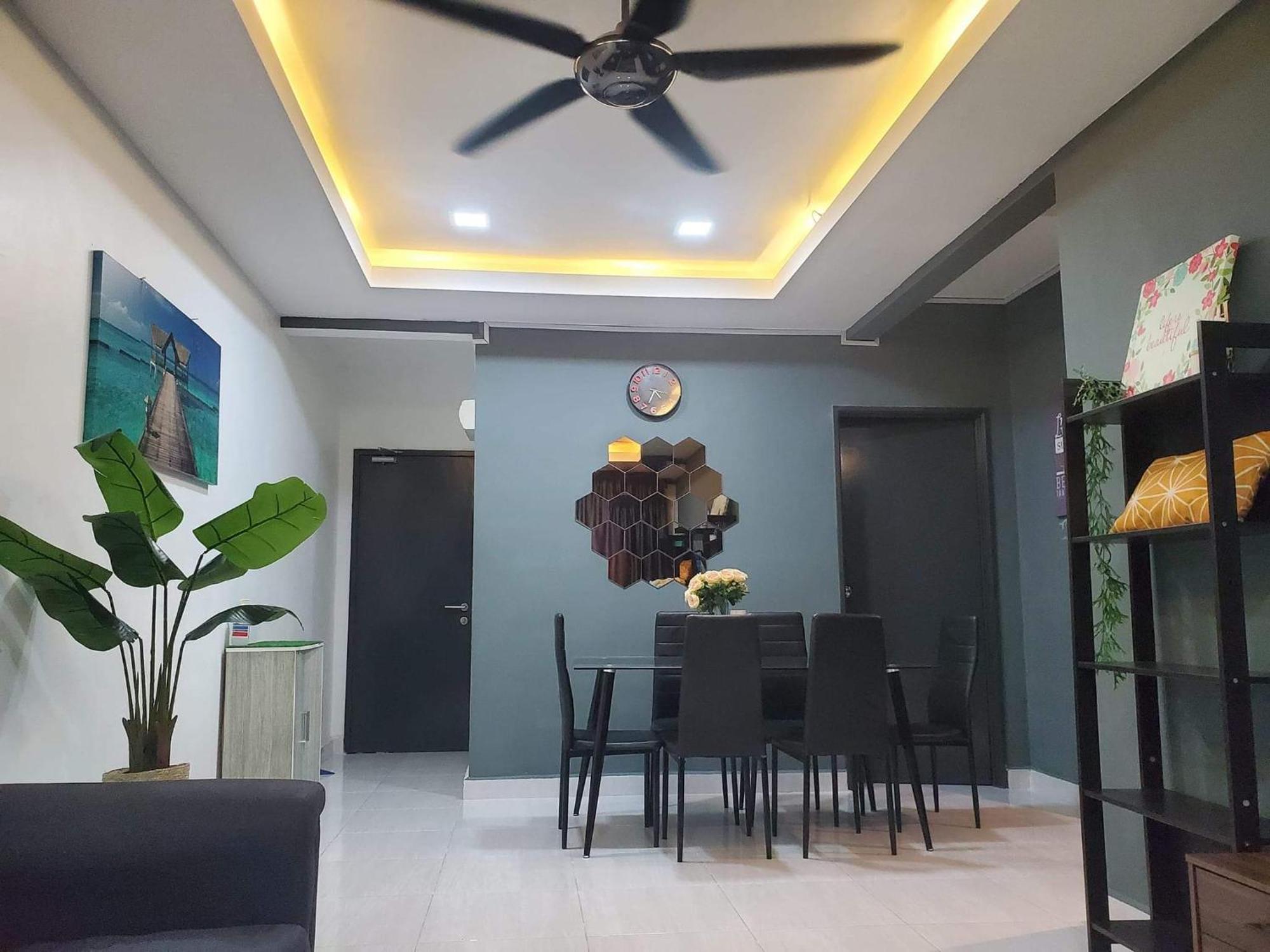 Appartamento Casa Inderaloka Pantai Batu Buruk Kuala Terengganu Esterno foto