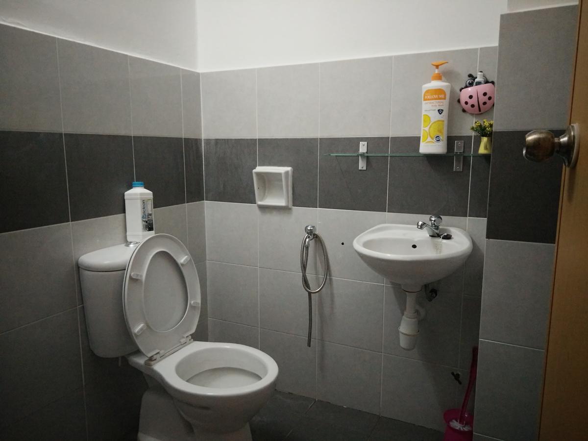 Appartamento Casa Inderaloka Pantai Batu Buruk Kuala Terengganu Esterno foto