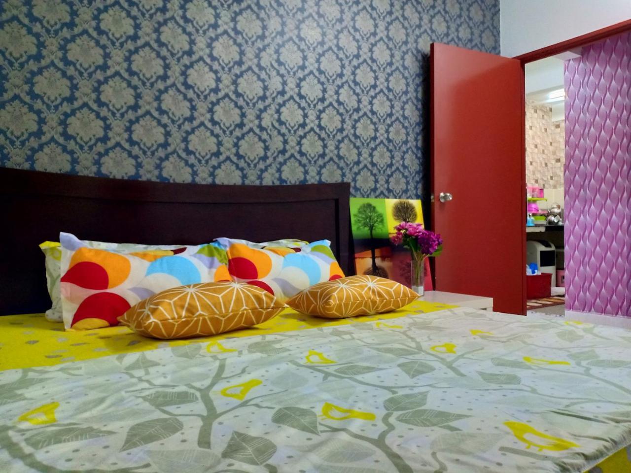 Appartamento Casa Inderaloka Pantai Batu Buruk Kuala Terengganu Esterno foto