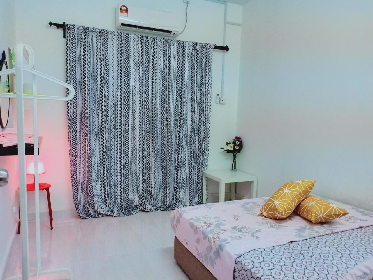 Appartamento Casa Inderaloka Pantai Batu Buruk Kuala Terengganu Esterno foto