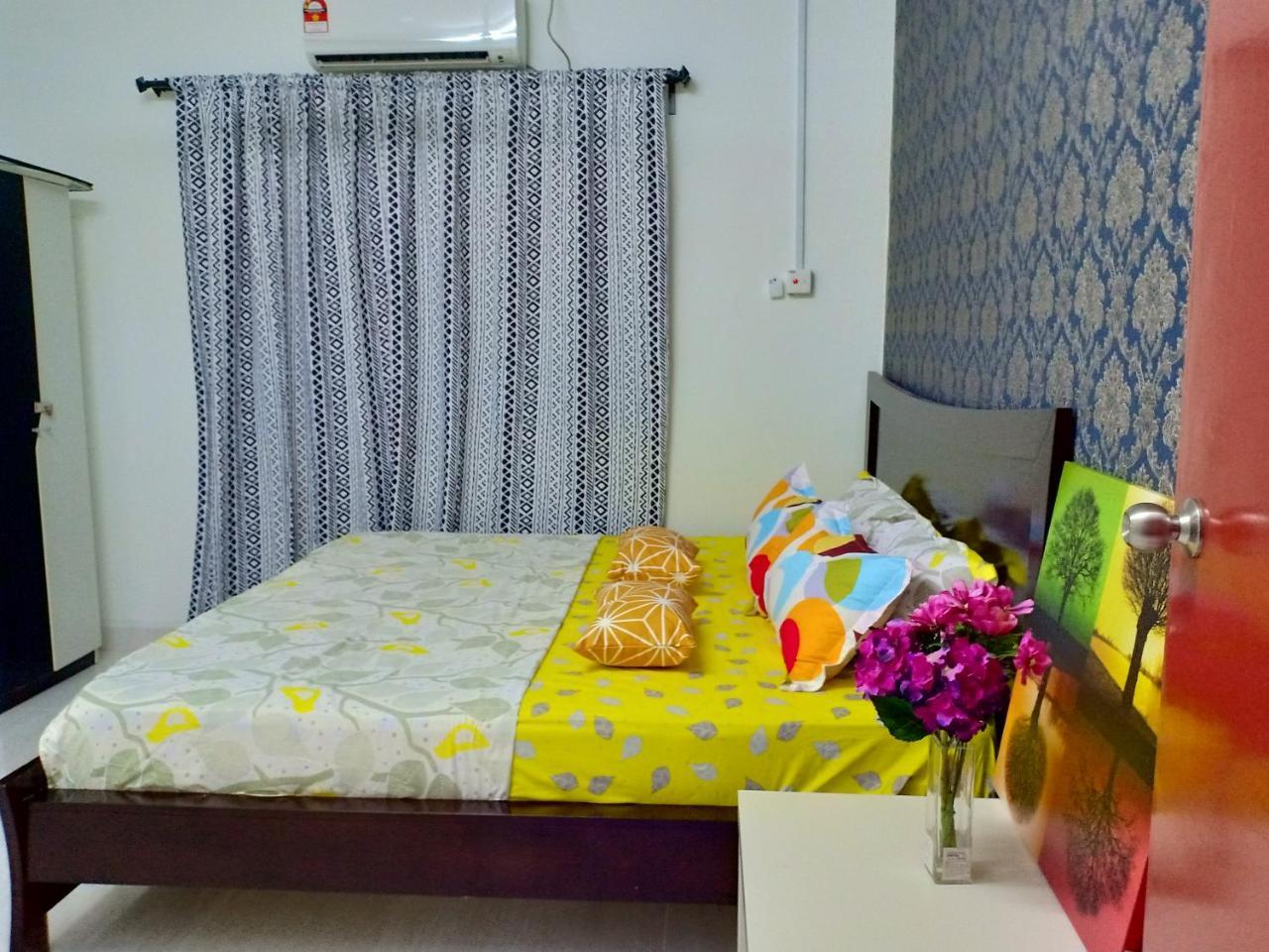 Appartamento Casa Inderaloka Pantai Batu Buruk Kuala Terengganu Esterno foto