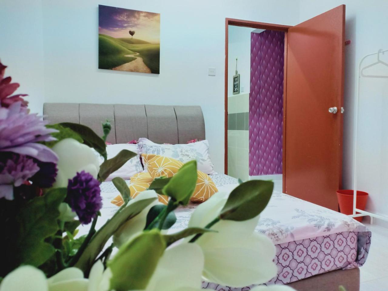 Appartamento Casa Inderaloka Pantai Batu Buruk Kuala Terengganu Esterno foto