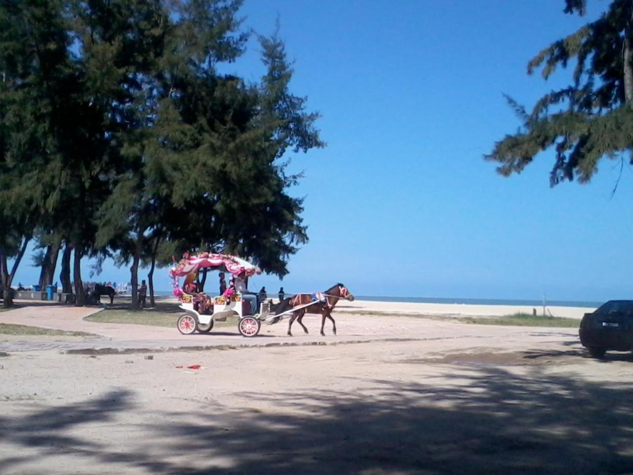 Appartamento Casa Inderaloka Pantai Batu Buruk Kuala Terengganu Esterno foto