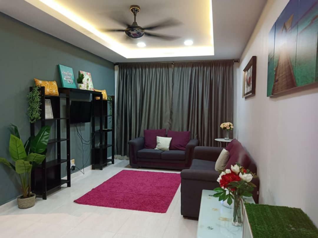 Appartamento Casa Inderaloka Pantai Batu Buruk Kuala Terengganu Esterno foto